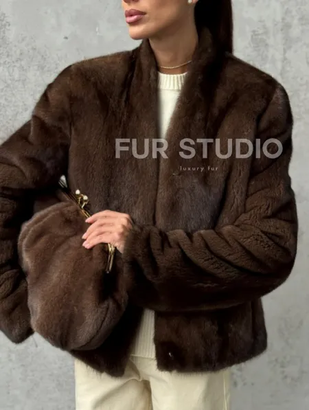 Меховой кроп - жакет из норки цвета соболь с V-образным воротником - фото 1