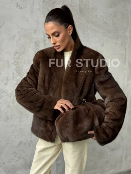 Меховой кроп - жакет из норки цвета соболь с V-образным воротником - фото 7