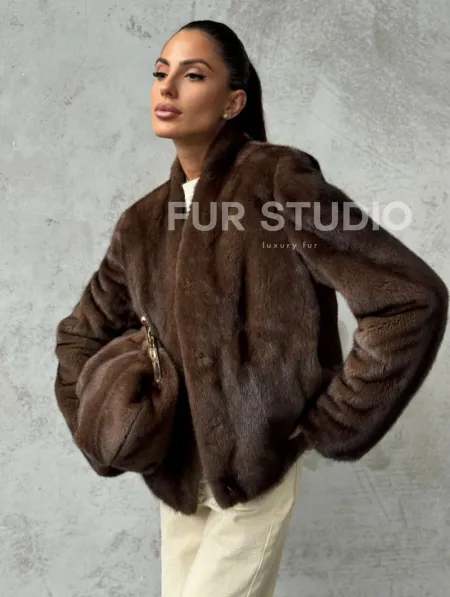 Меховой кроп - жакет из норки цвета соболь с V-образным воротником - фото 6