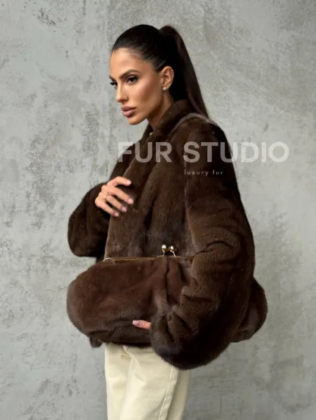 Меховой кроп - жакет из норки цвета соболь с V-образным воротником - фото 11