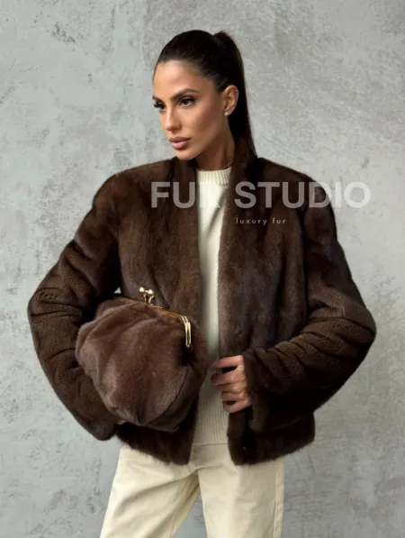 Меховой кроп - жакет из норки цвета соболь с V-образным воротником - фото 8