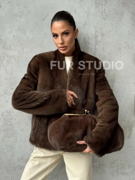 Меховой кроп - жакет из норки цвета соболь с V-образным воротником - фото 12