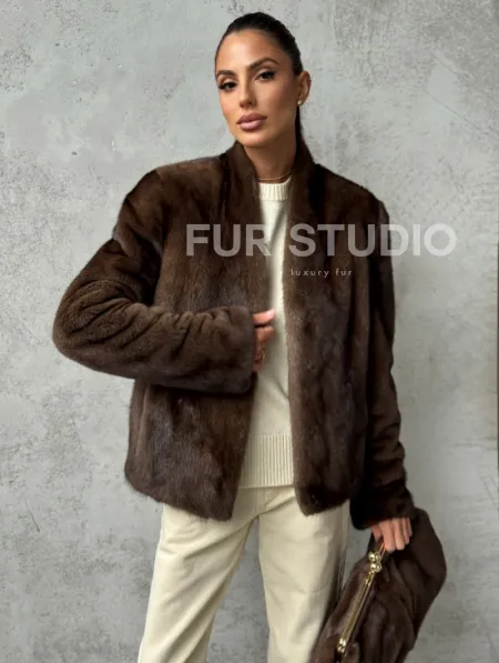 Меховой кроп - жакет из норки цвета соболь с V-образным воротником - фото 5