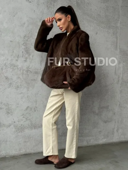 Меховой кроп - жакет из норки цвета соболь с V-образным воротником - фото 4