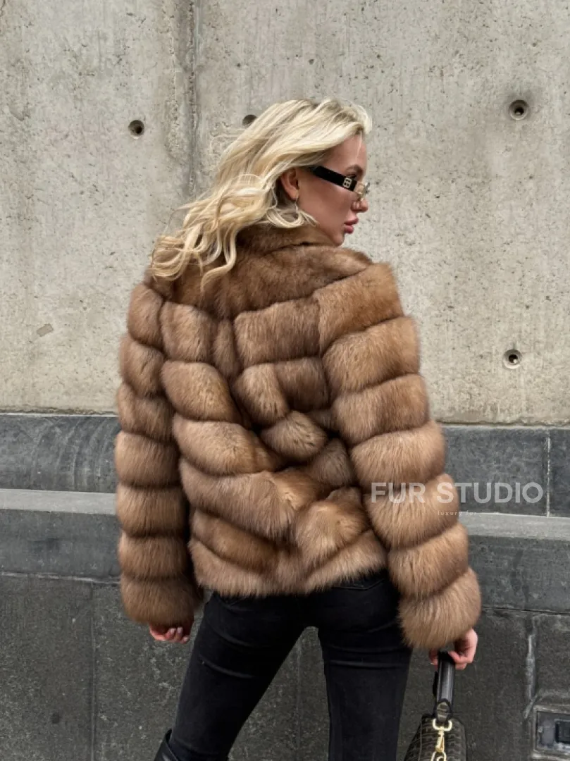 Полушубок из куницы с V-образным воротником - фото 8