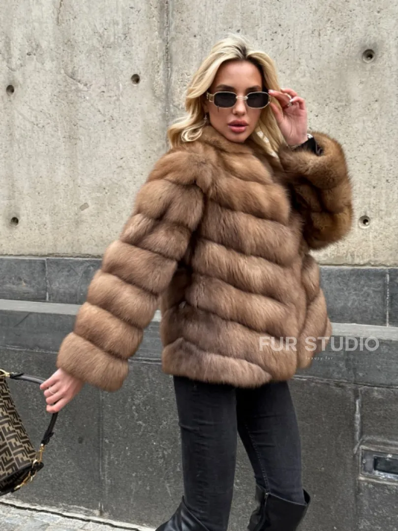 Полушубок из куницы с V-образным воротником - фото 7