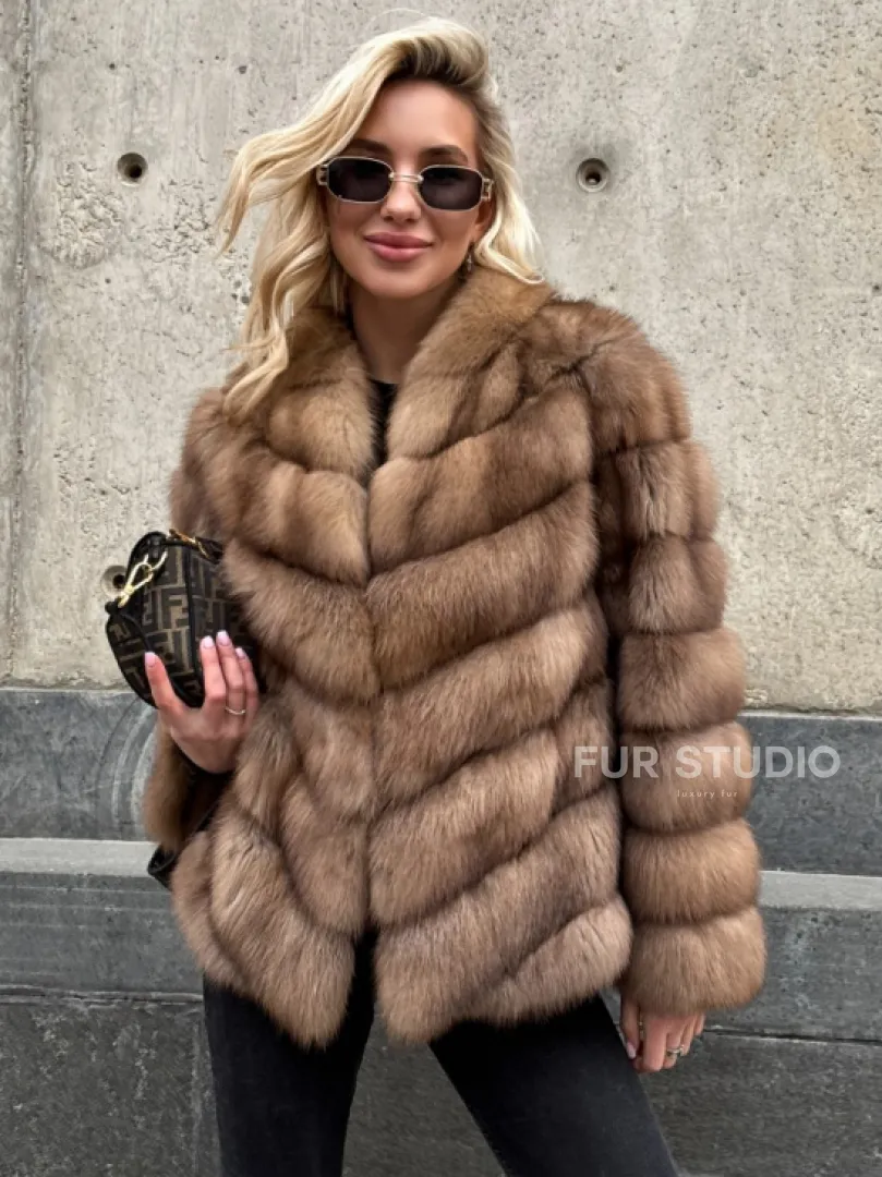 Полушубок из куницы с V-образным воротником - фото 2