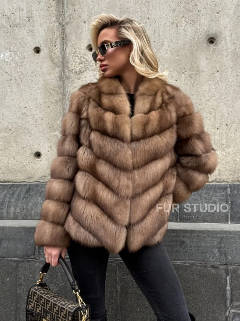 Полушубок из куницы с V-образным воротником - фото 4