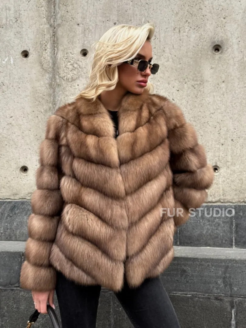 Полушубок из куницы с V-образным воротником - фото 6