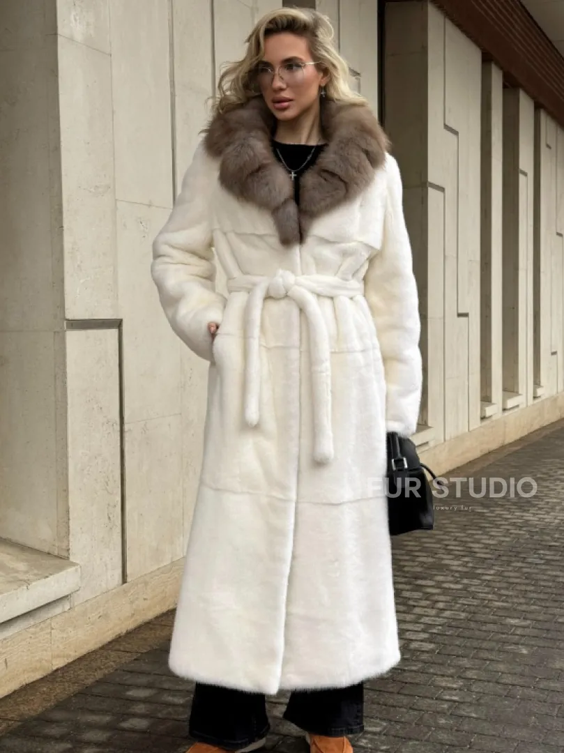 Длинная белая норковая шуба с воротником из меха куницы - фото 7