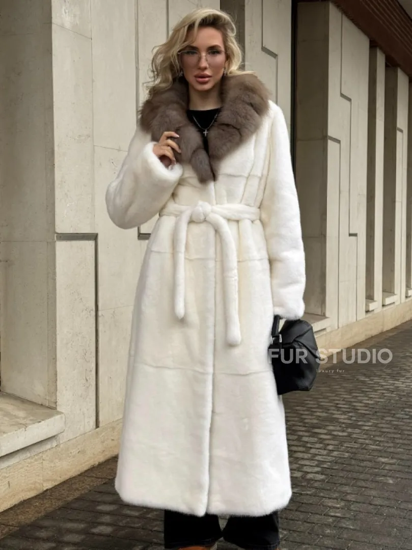 Длинная белая норковая шуба с воротником из меха куницы - фото 8