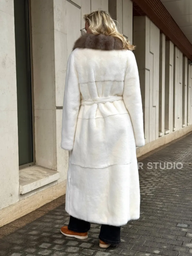 Длинная белая норковая шуба с воротником из меха куницы - фото 9