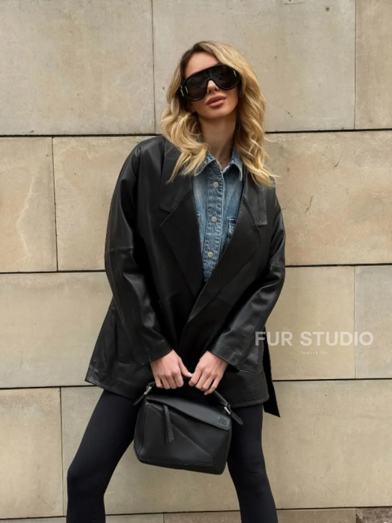 Черный короткий тренч из натуральной кожи на запах с поясом - фото 11