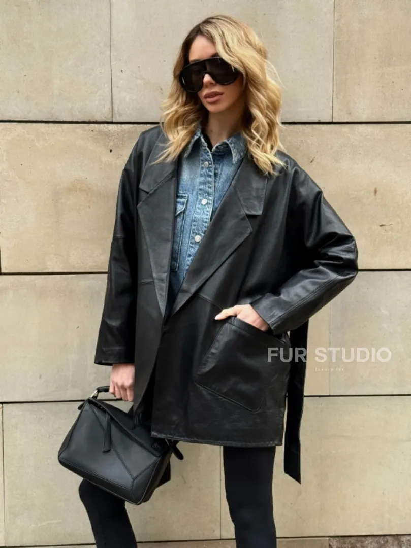 Черный короткий тренч из натуральной кожи на запах с поясом