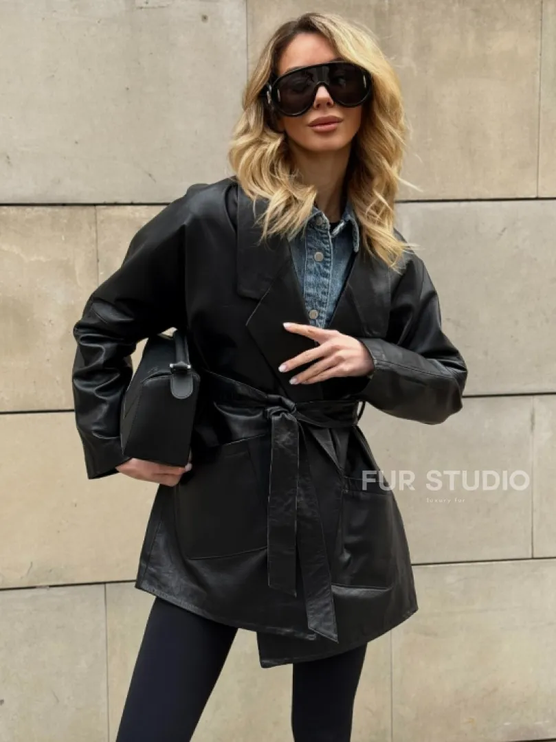 Черный короткий тренч из натуральной кожи на запах с поясом