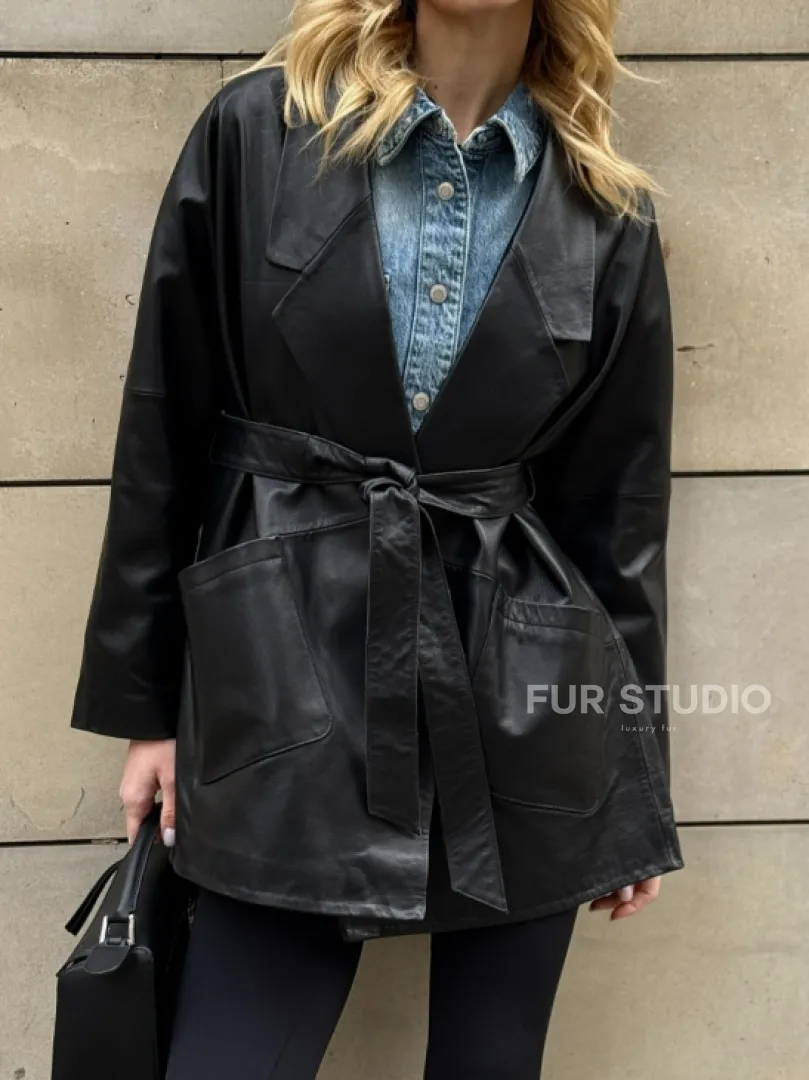 Черный короткий тренч из натуральной кожи на запах с поясом
