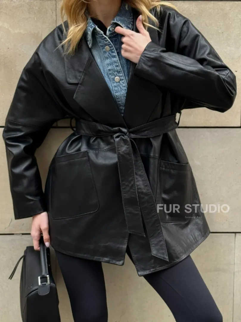 Черный короткий тренч из натуральной кожи на запах с поясом - фото 2