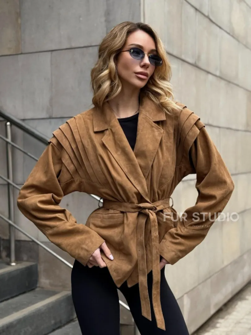 Женская куртка из замшевой кожи с поясом - American style - фото 9