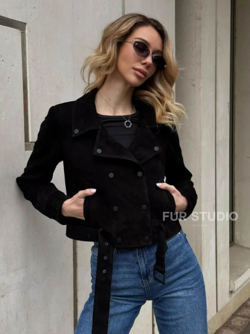 Черная короткая курточка из натуральной замши - фото 13