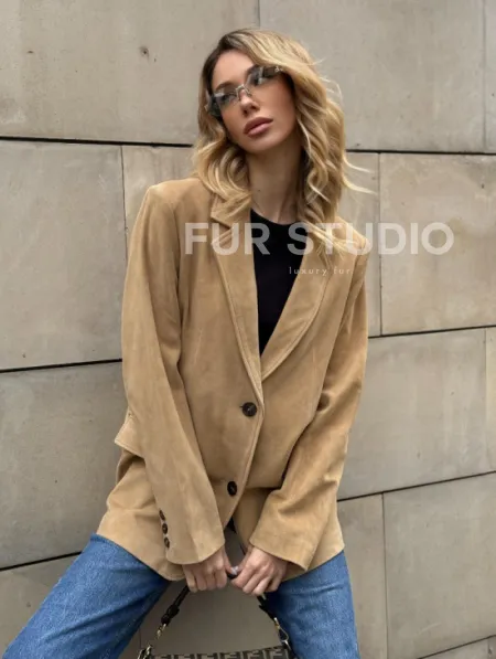 Стильный однобортный пиджак из натуральной замши в бежевом цвете - фото 7