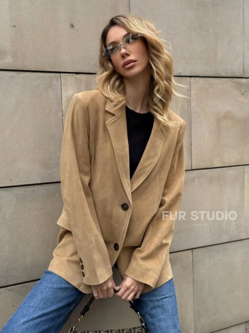 Стильный однобортный пиджак из натуральной замши в бежевом цвете - фото 7