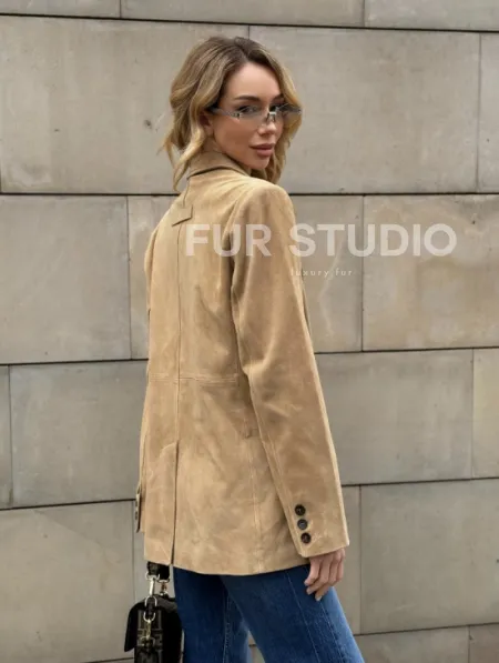 Стильный однобортный пиджак из натуральной замши в бежевом цвете - фото 9