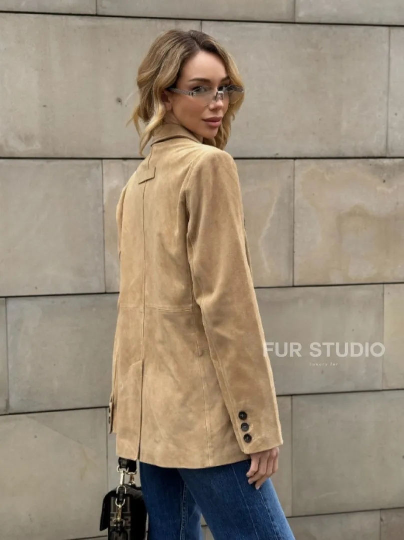 Стильный однобортный пиджак из натуральной замши в бежевом цвете - фото 9