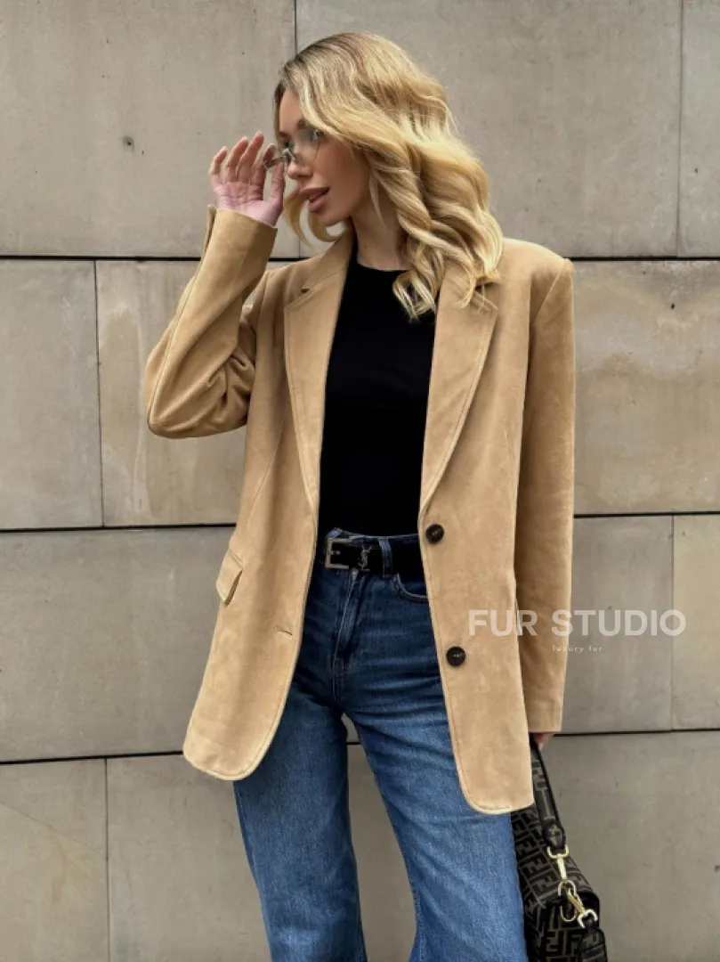 Стильный однобортный пиджак из натуральной замши в бежевом цвете - фото 6