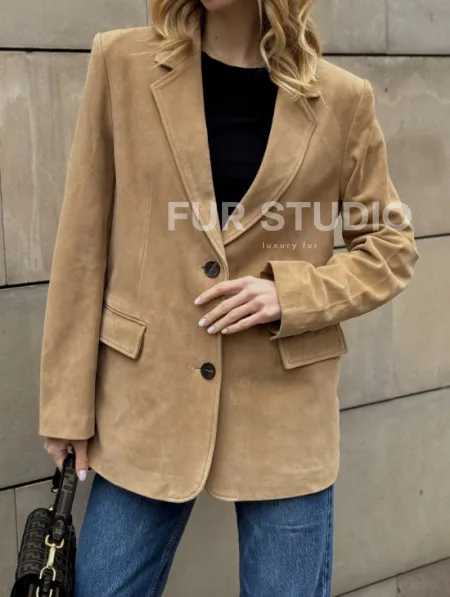 Стильный однобортный пиджак из натуральной замши в бежевом цвете - фото 2