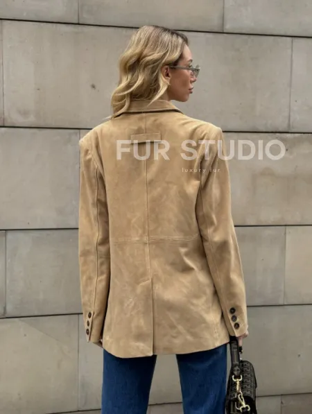 Стильный однобортный пиджак из натуральной замши в бежевом цвете - фото 11