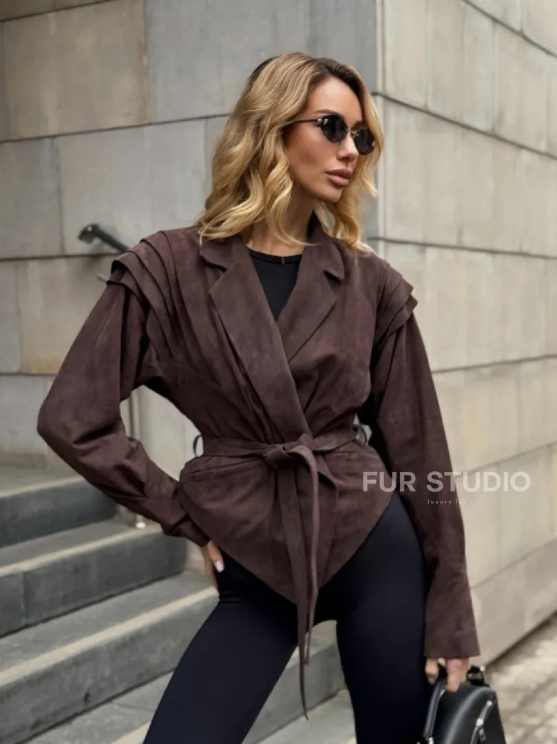 Приталенная куртка из замши c поясом, на плечах вставки в виде крылышек - фото 6