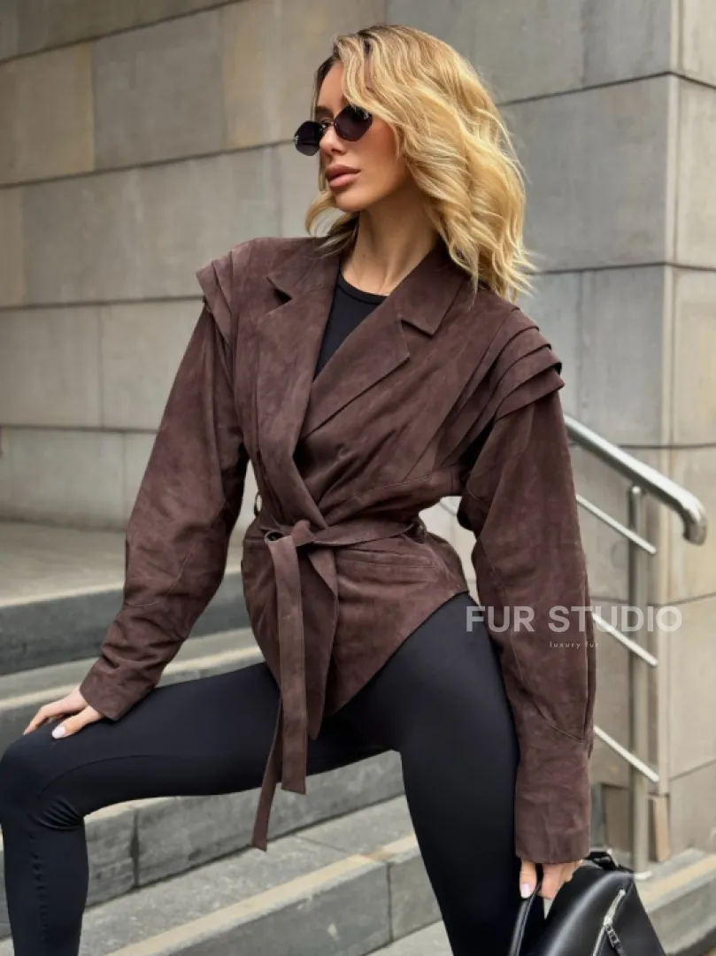 Приталенная куртка из замши c поясом, на плечах вставки в виде крылышек - фото 5