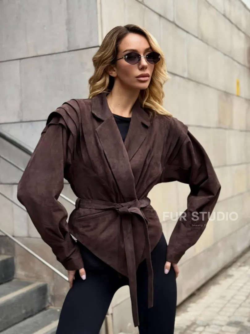 Приталенная куртка из замши c поясом, на плечах вставки в виде крылышек - фото 8