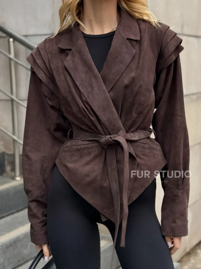 Приталенная куртка из замши c поясом, на плечах вставки в виде крылышек - фото 1