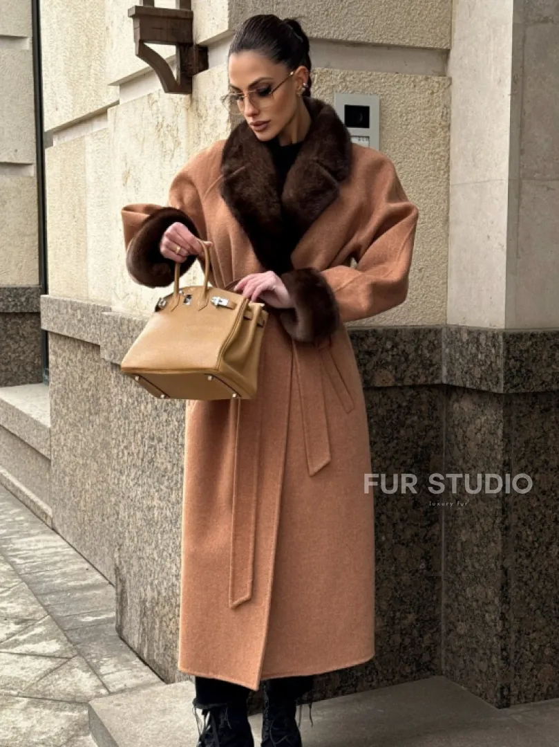 Длинное демисезонное пальто с отделкой из меха норки - фото 6