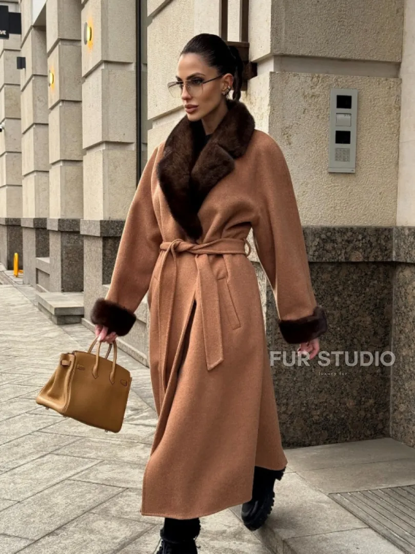 Длинное демисезонное пальто с отделкой из меха норки - фото 8