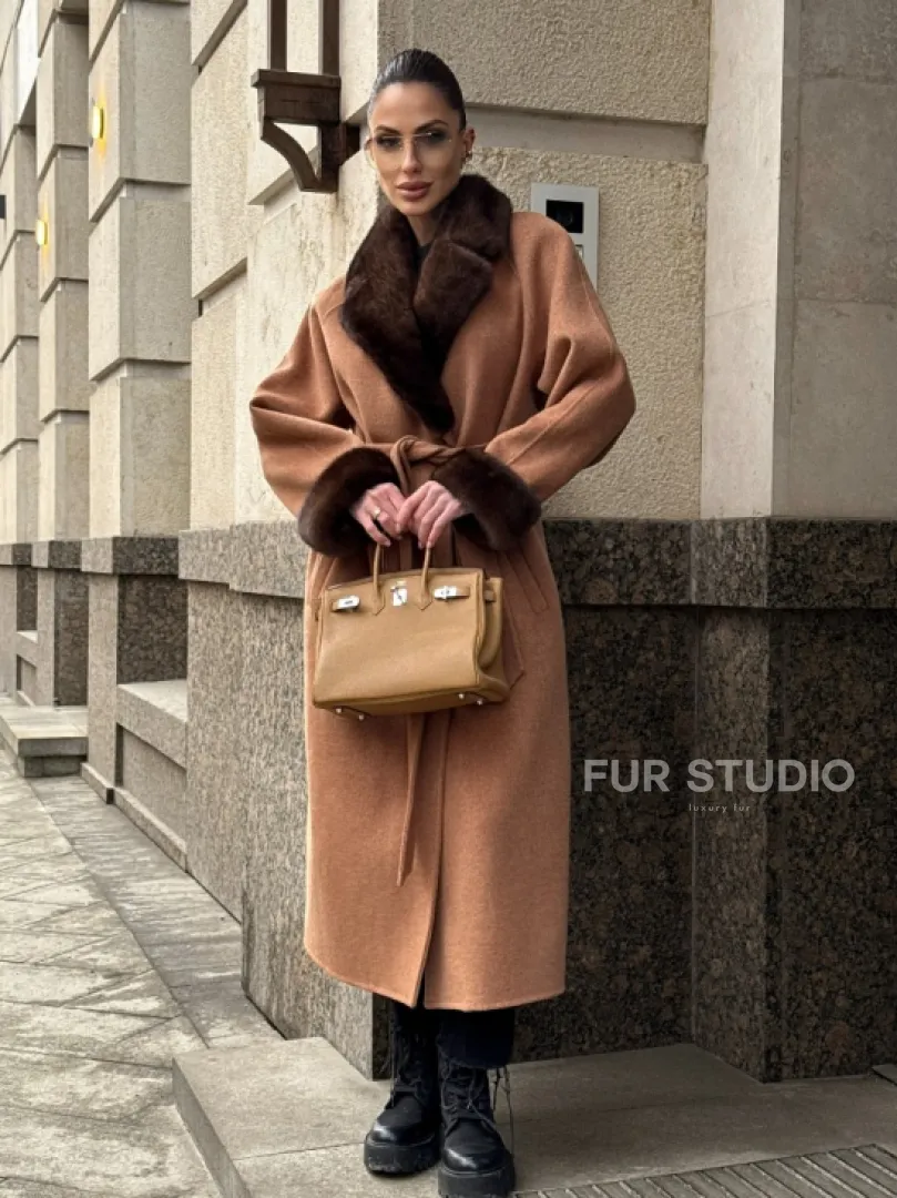 Длинное демисезонное пальто с отделкой из меха норки - фото 10