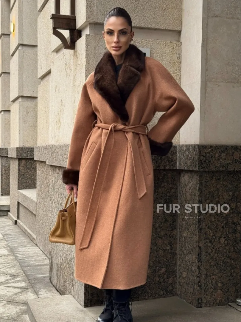 Длинное демисезонное пальто с отделкой из меха норки - фото 0