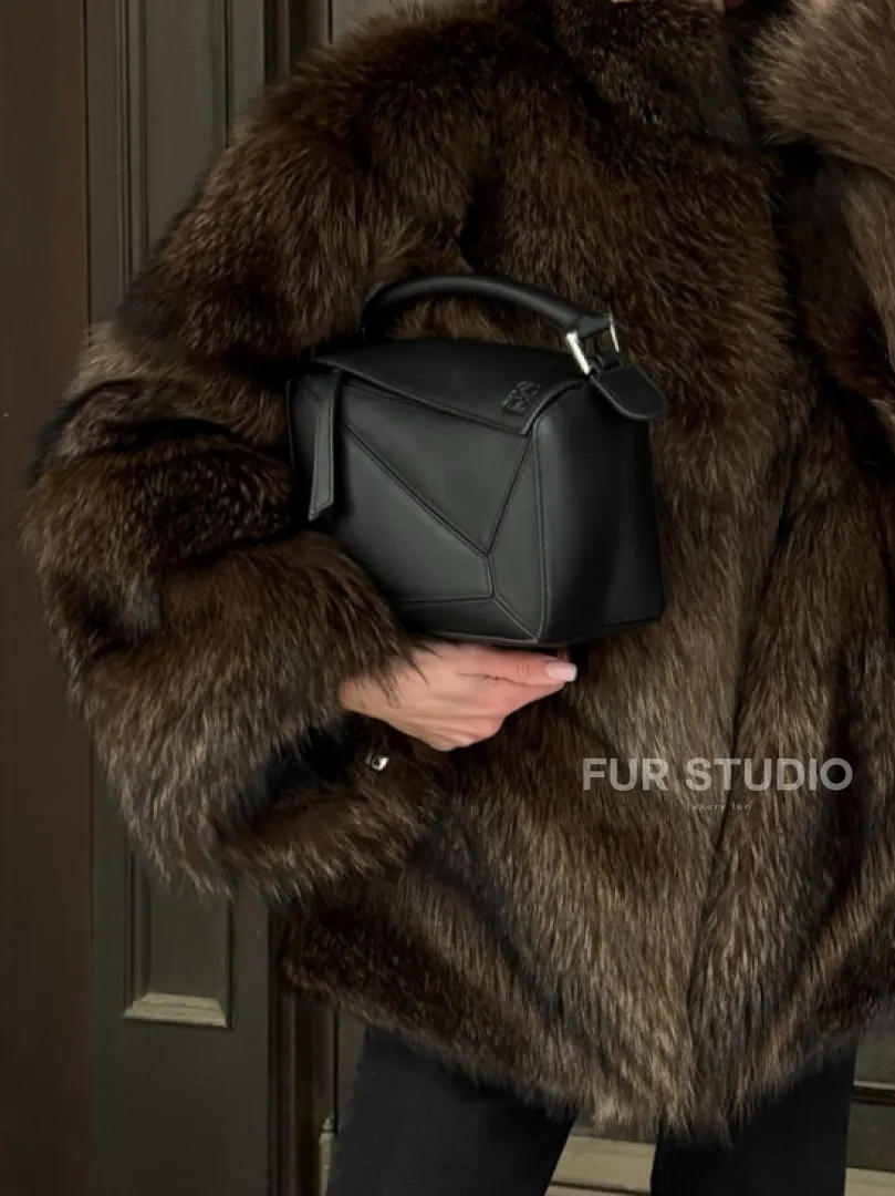 Полушубок из натурального меха енота с воротником стойка - фото 1