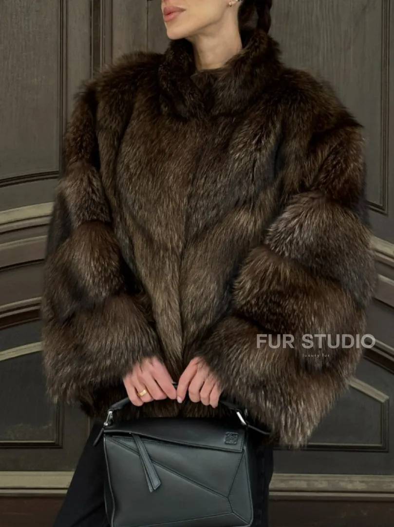Полушубок из натурального меха енота с воротником стойка - фото 2