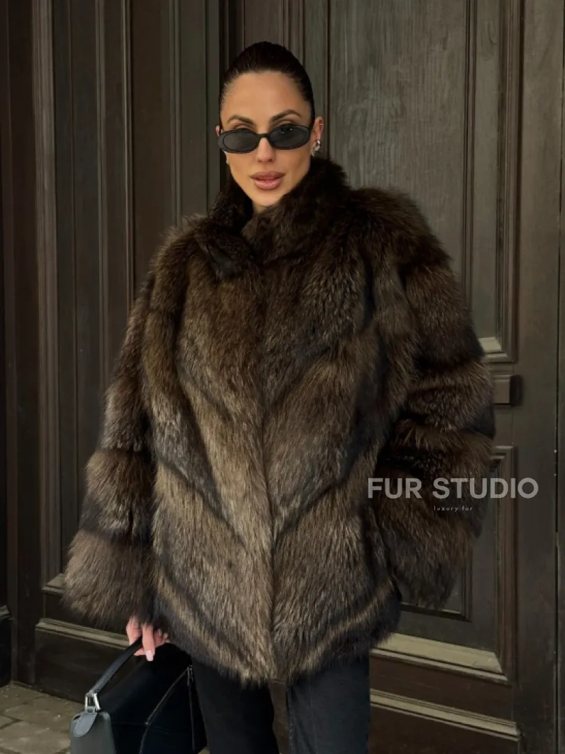 Полушубок из натурального меха енота с воротником стойка - фото 8