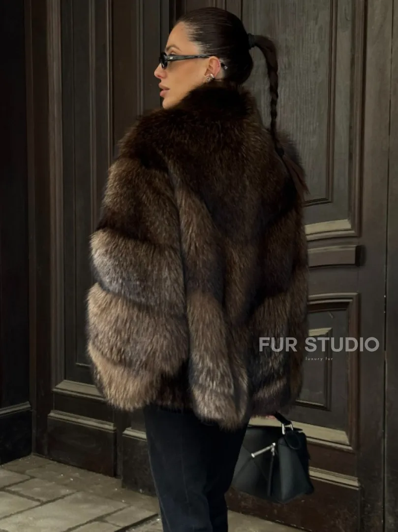 Полушубок из натурального меха енота с воротником стойка - фото 4