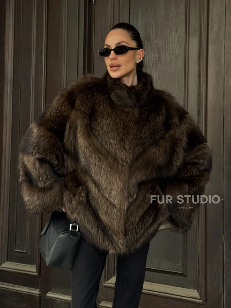 Полушубок из натурального меха енота с воротником стойка - фото 10