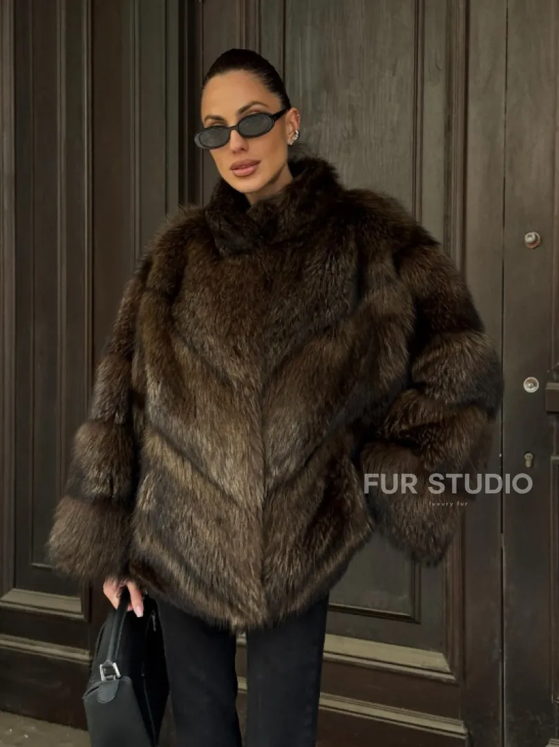 Полушубок из натурального меха енота с воротником стойка - фото 0