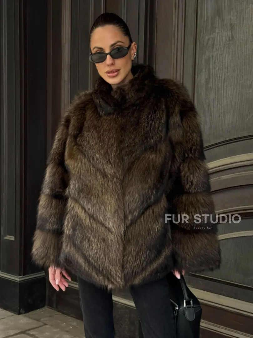 Полушубок из натурального меха енота с воротником стойка - фото 7