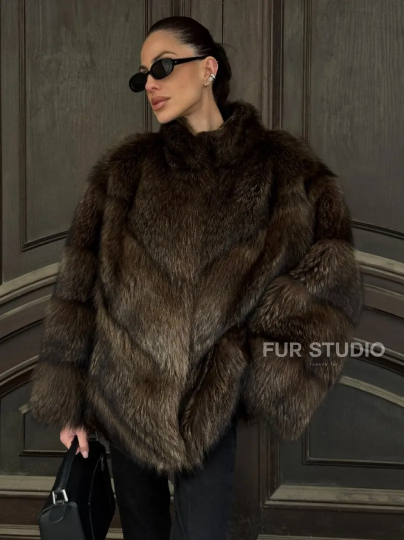 Полушубок из натурального меха енота с воротником стойка - фото 5