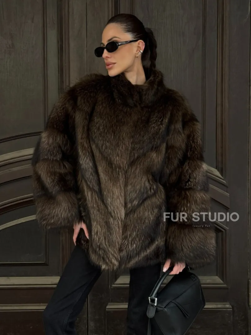 Полушубок из натурального меха енота с воротником стойка - фото 6