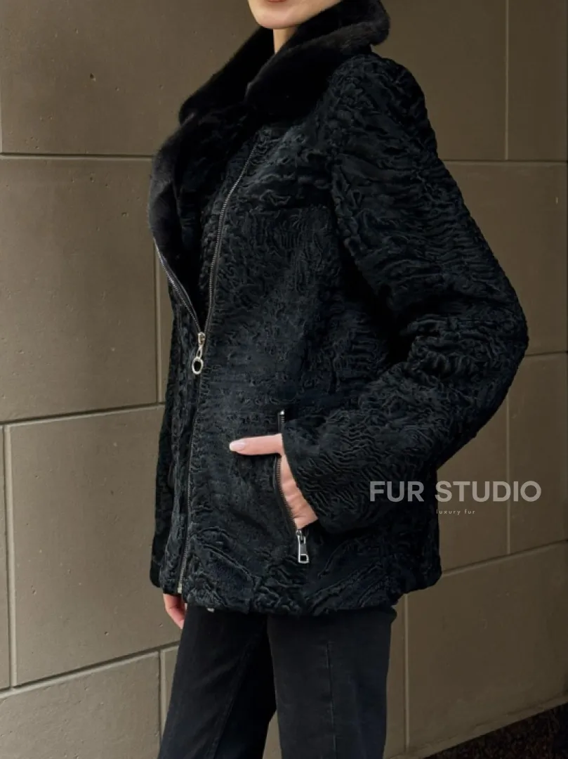 Каракулевая косуха с отделкой из меха норки на воротнике - фото 2