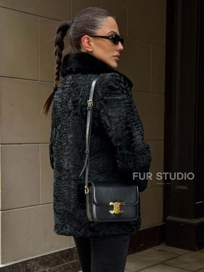 Каракулевая косуха с отделкой из меха норки на воротнике - фото 3