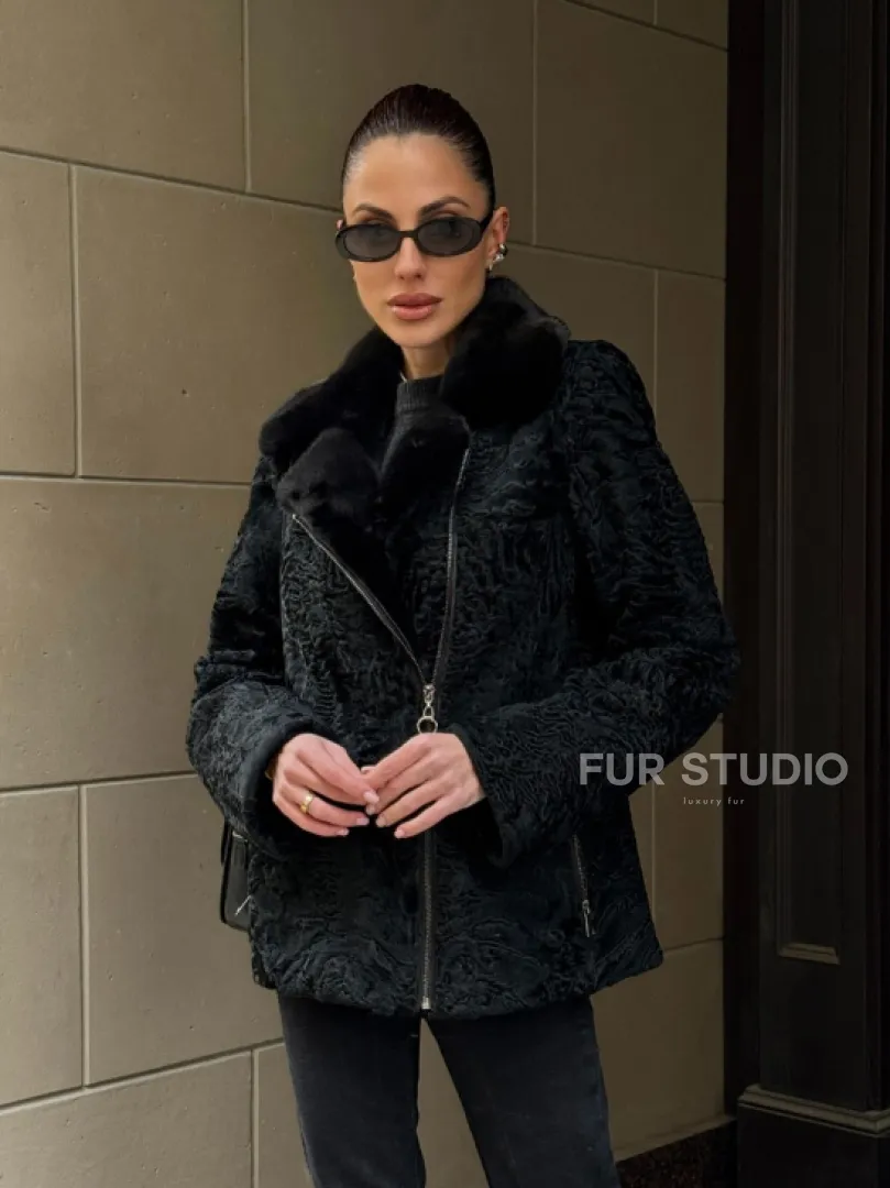 Каракулевая косуха с отделкой из меха норки на воротнике - фото 0